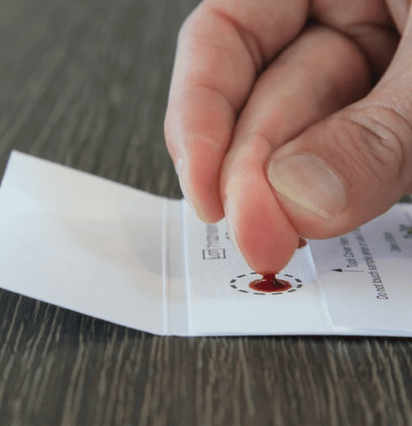 Esegui a casa il test del sangue per gli Omega 3 con un prelievo dal dito sulla cartina per il prelievo capillare